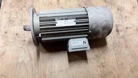 2 x Elektromotor Lenze 1.1 kw, 1.500 rpm 